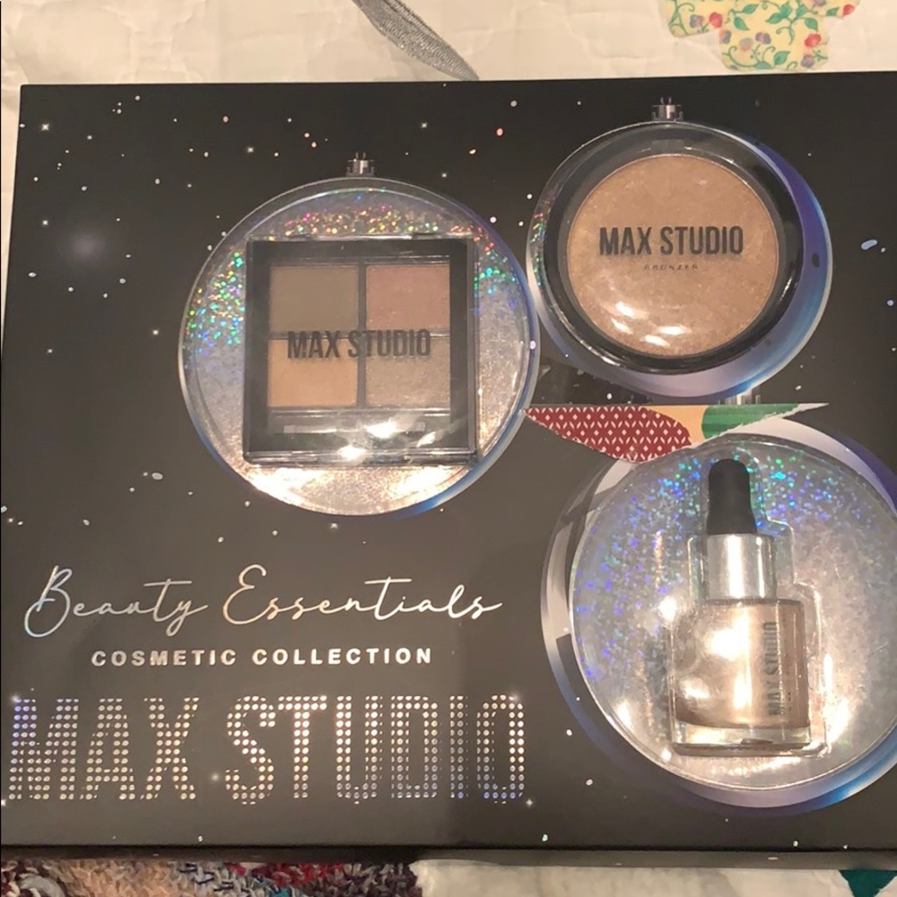 Max Studio makeup set